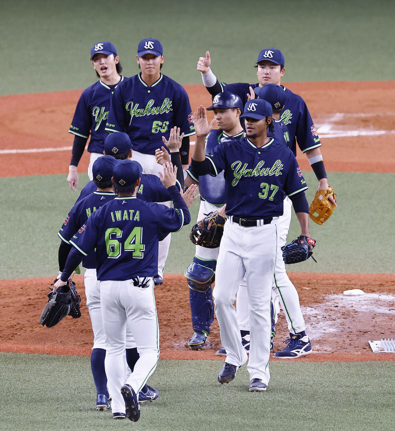 巨人対ヤクルト　巨人に勝利し、タッチを交わすヤクルトナイン（撮影・藤尾明華）