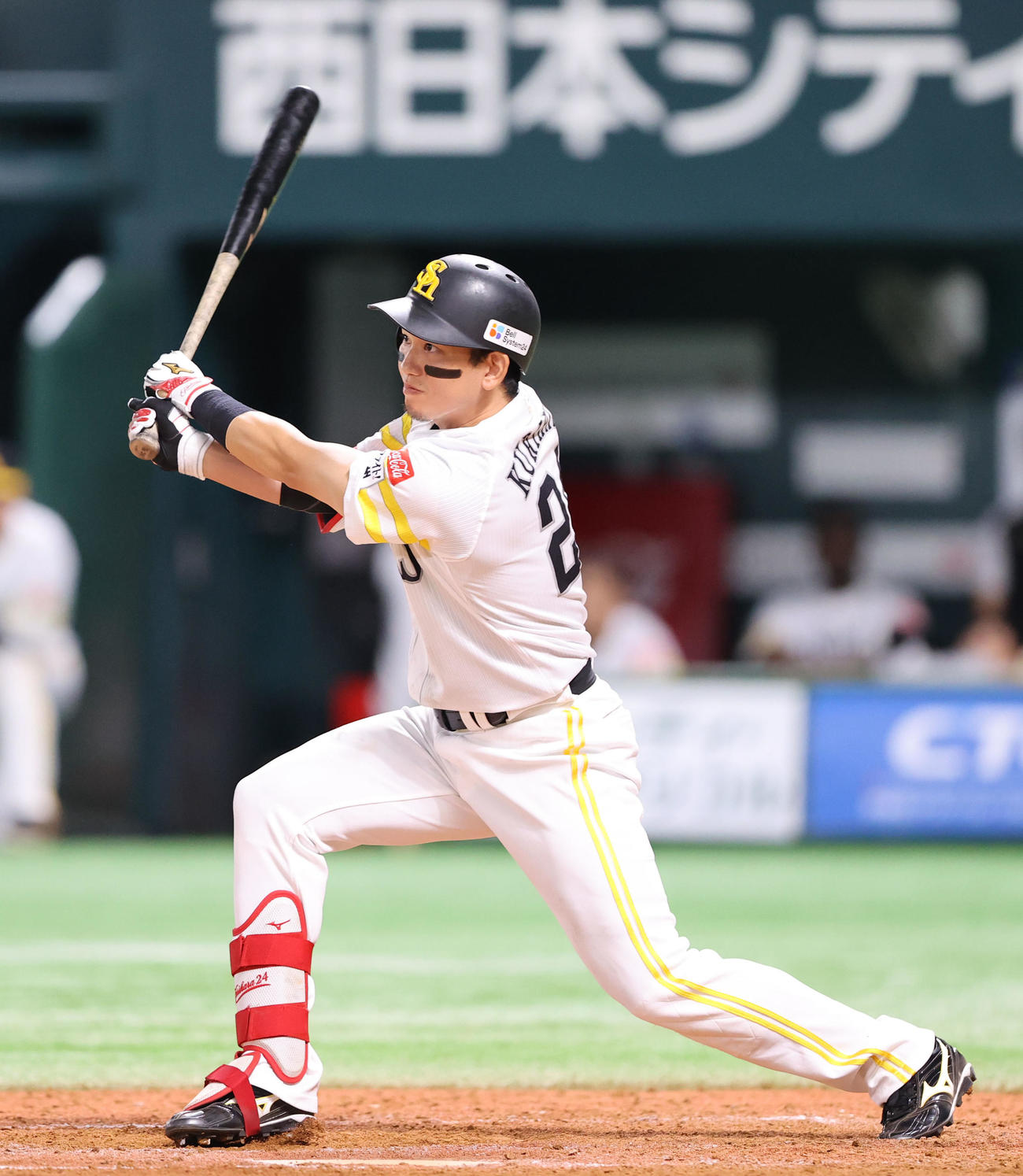 ソフトバンク対日本ハム　3回裏ソフトバンク2死一、二塁、栗原は左越えの適時二塁打を放つ（撮影・鬼束羽瑠菜）