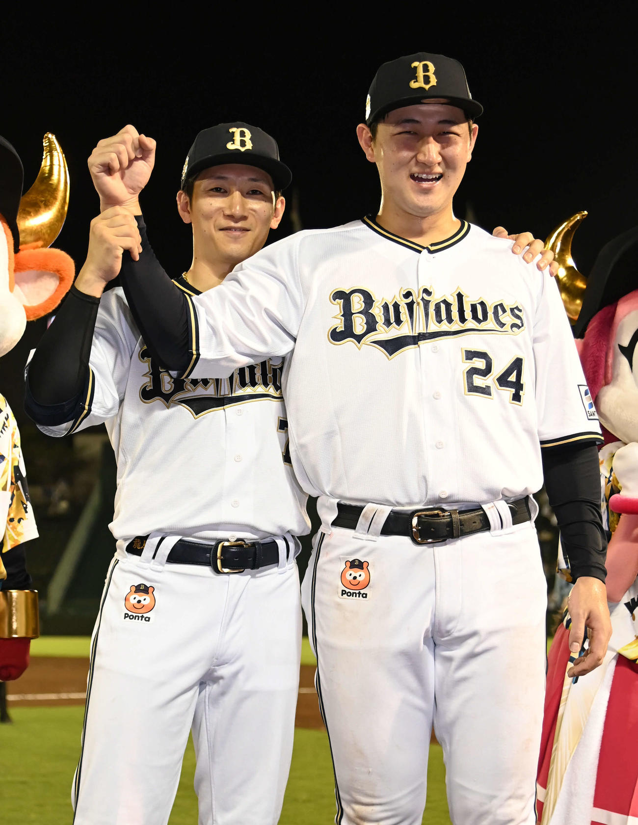 オリックス対西武　ヒーローの西川（左）と紅林（撮影・石井愛子）