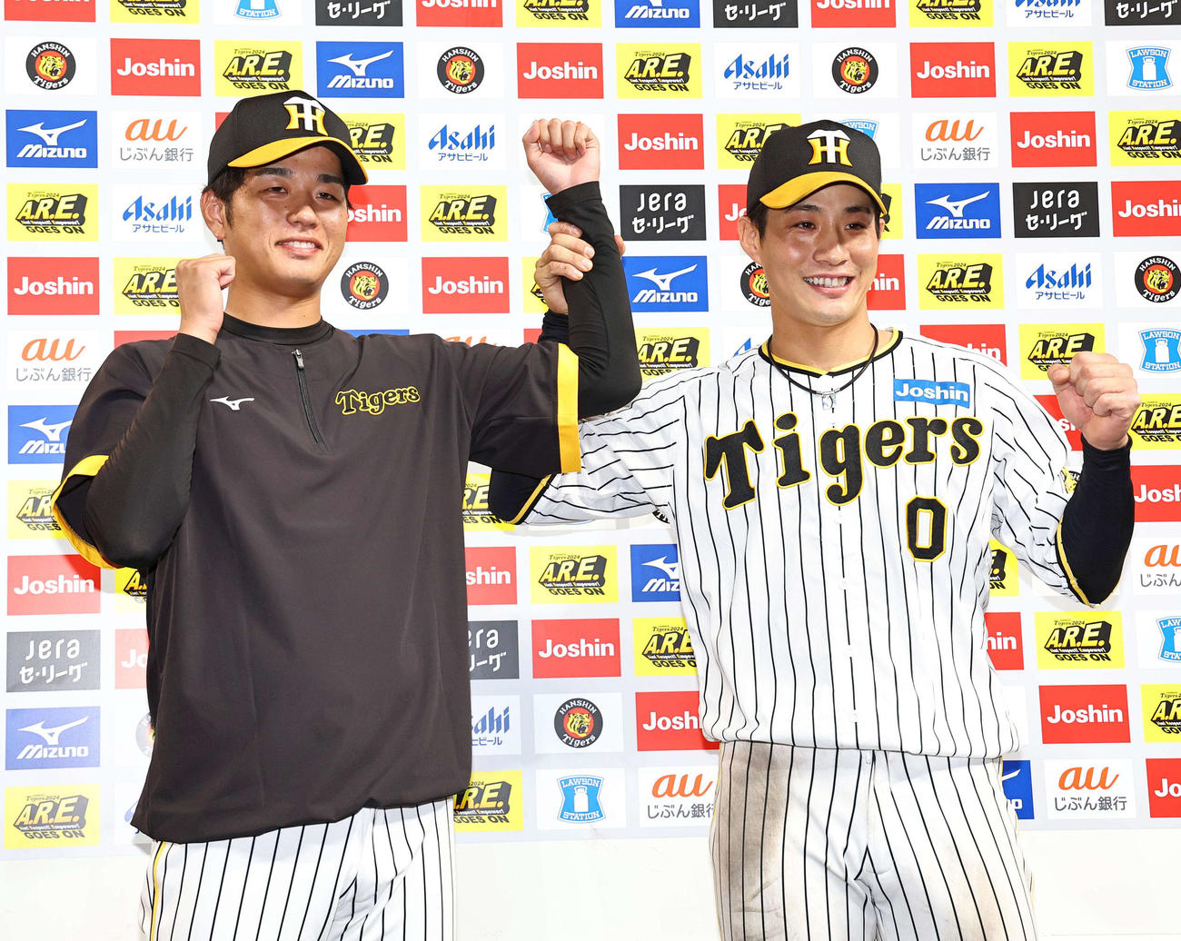 阪神対中日　お立ち台でガッツポーズをする高橋（左）と木浪（撮影・上田博志）