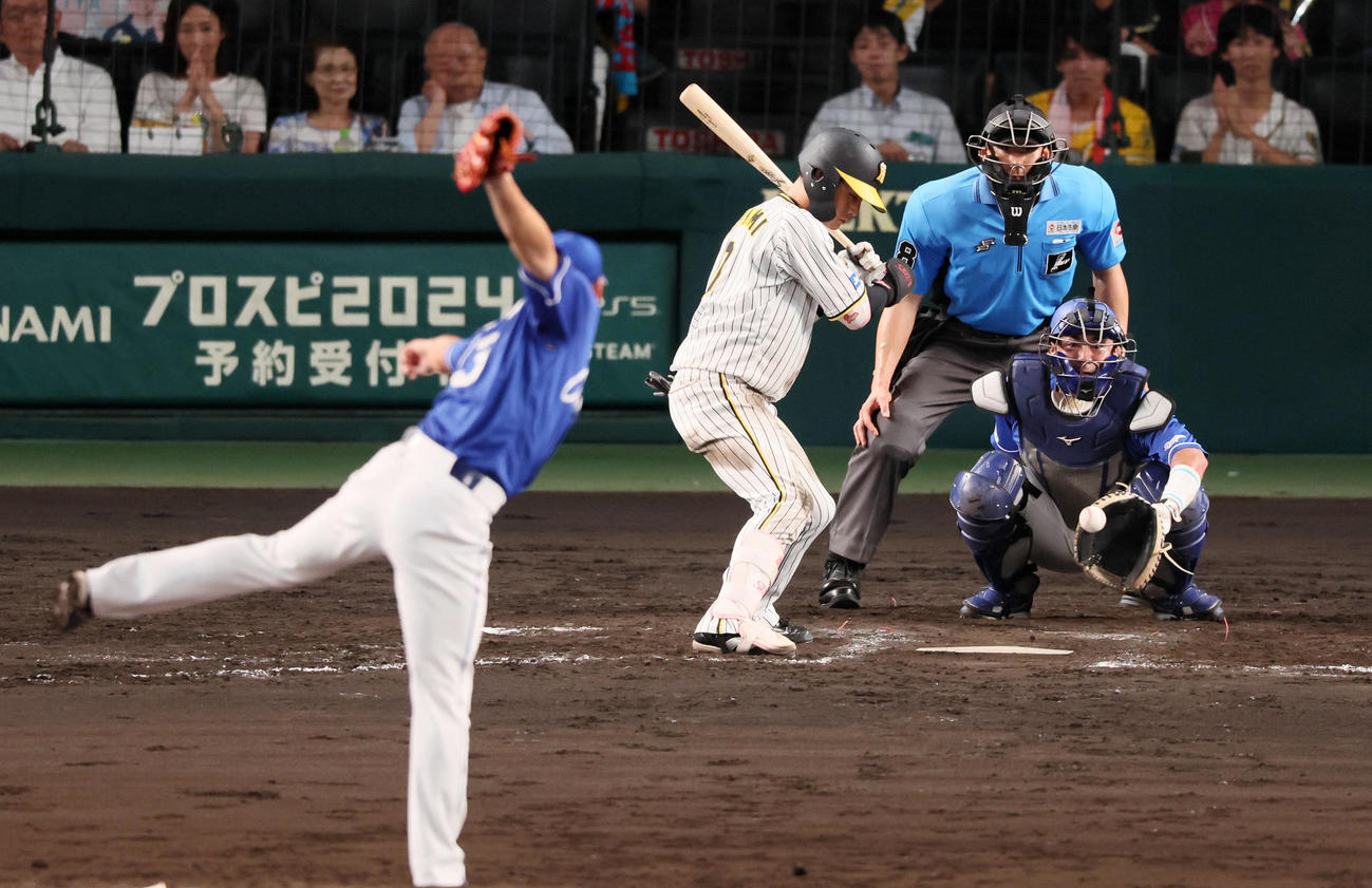 阪神対中日　8回裏阪神1死満塁、押し出し四球を選んだ木浪。投手橋本（撮影・加藤哉）