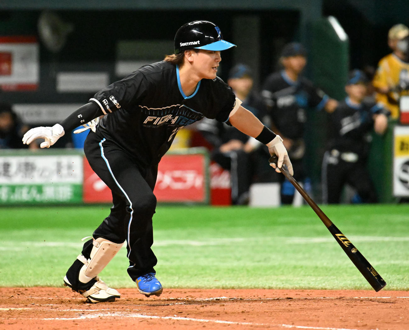ソフトバンク対日本ハム　5回表日本ハム1死一塁、伏見は内野安打を放つ（撮影・林敢治）