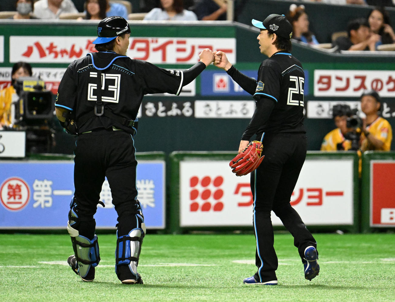 ソフトバンク対日本ハム　8回裏終わり、グータッチする伏見（左）と宮西（撮影・林敢治）