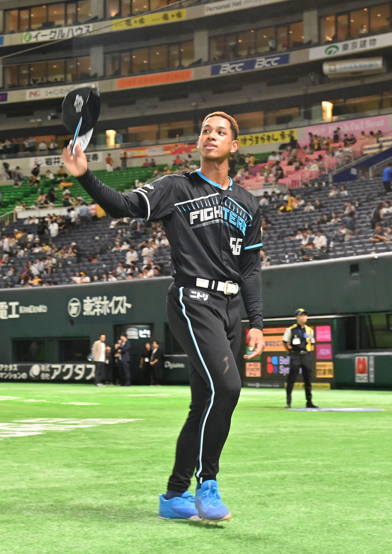 ソフトバンク対日本ハム　ファンの声援に応える万波（撮影・林敢治）