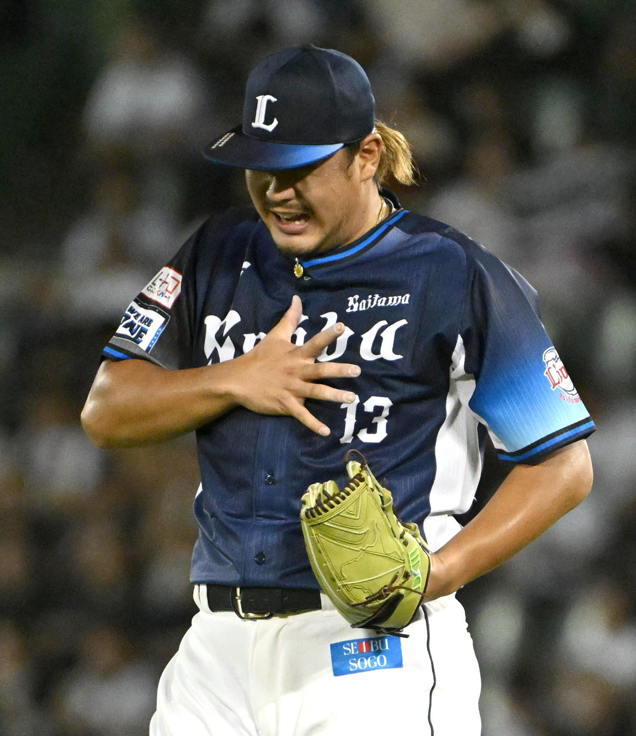 オリックス対西武　4回裏オリックス無死、頓宮に死球を与え胸元を抑える高橋（撮影・石井愛子）