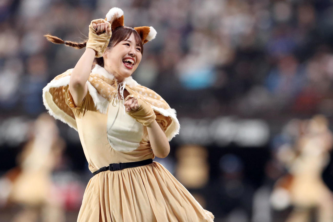 新コスチュームで「きつねダンス」を踊るファイターズガールの鈴木穂乃花