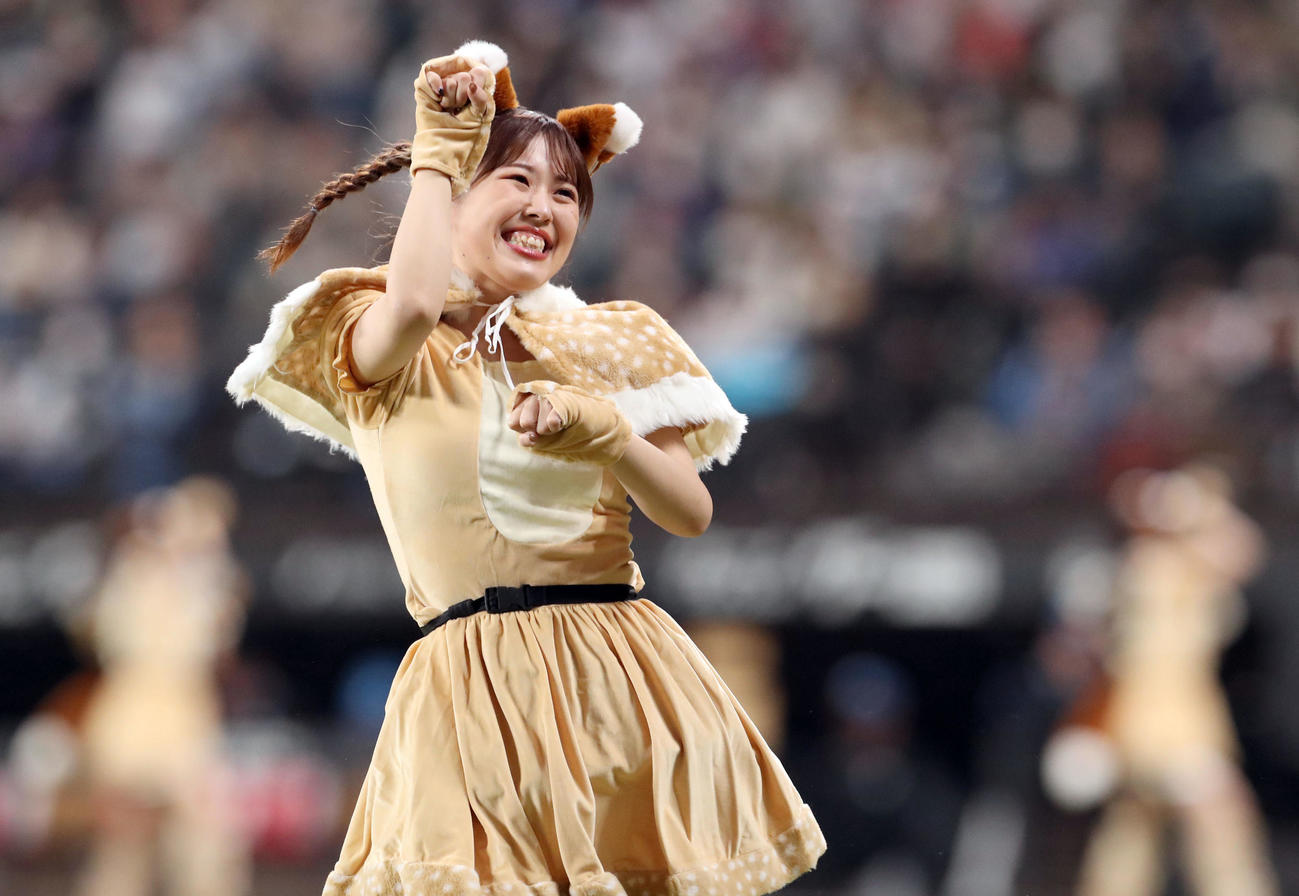 新コスチュームで「きつねダンス」を踊るファイターズガールの鈴木穂乃花