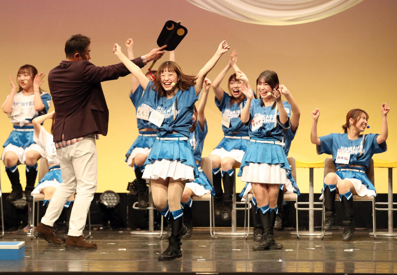 「ファイターズガール大感謝祭2023」しり相撲で勝利し喜ぶファイターズガールの鈴木穂乃花（中央）