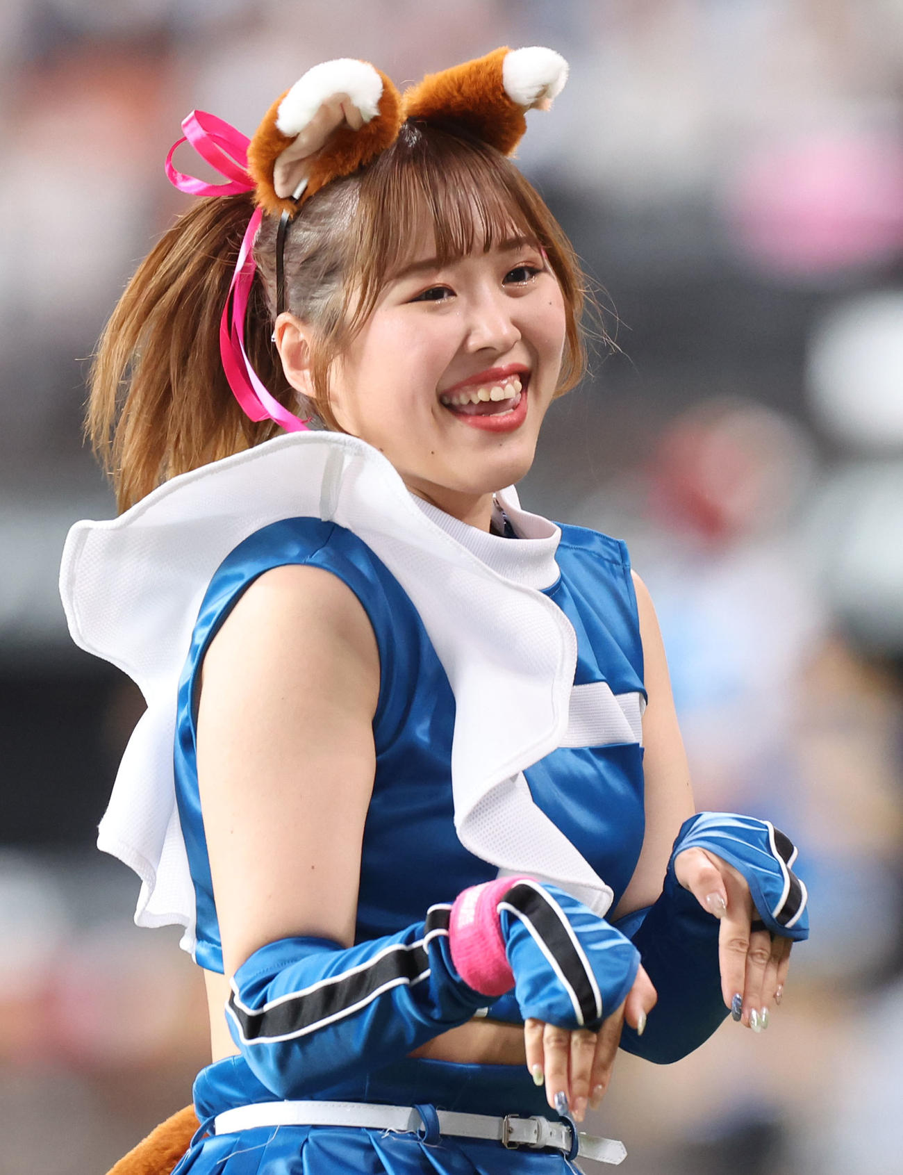 母の日仕様で「きつねダンス」を踊るファイターズガールの鈴木穂乃花