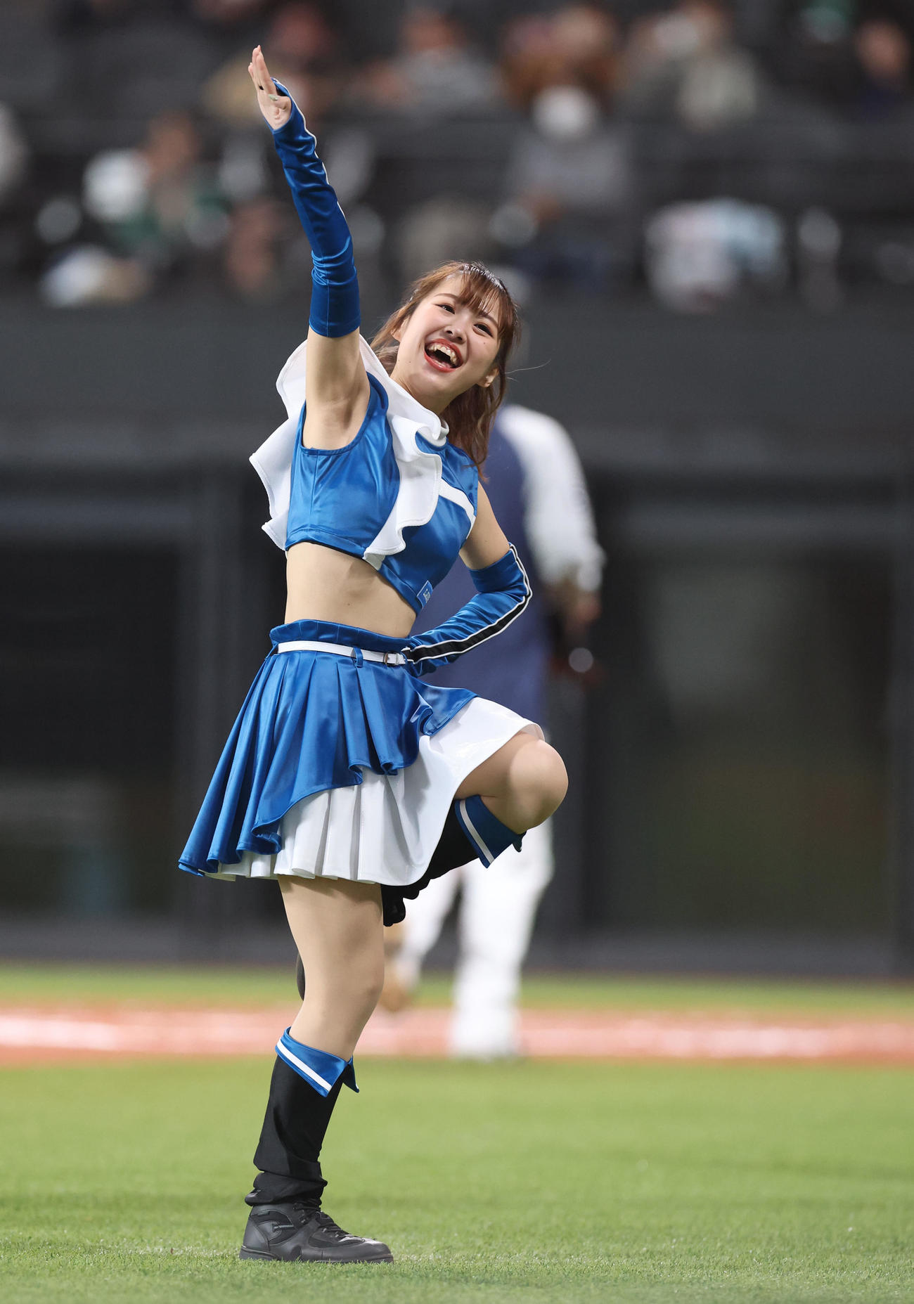 踊るファイターズガールの鈴木穂乃花