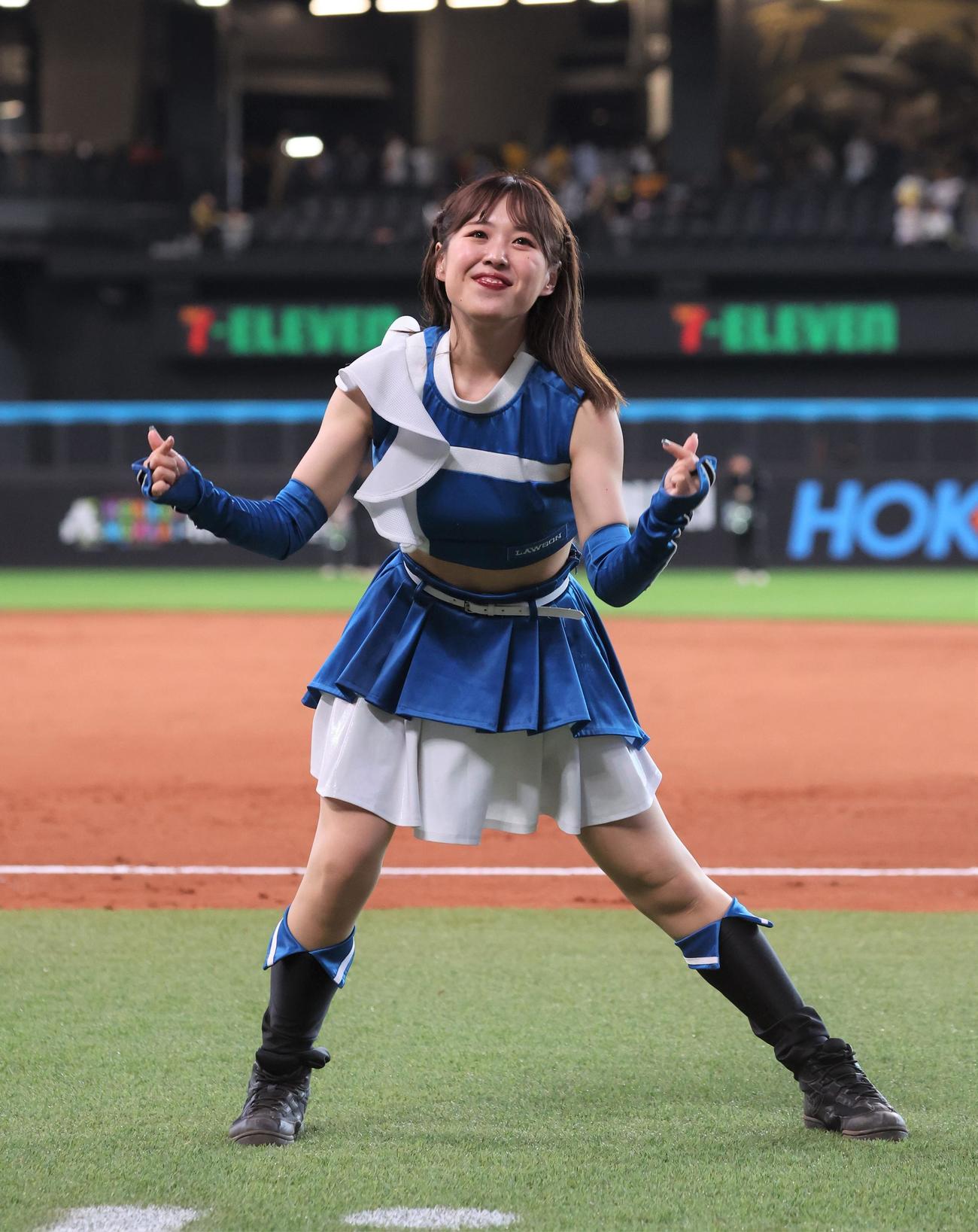 2023年6月、新曲の振り付けを初披露するファイターズガール鈴木穂乃花