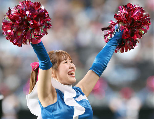 エスコンフィールドでパフォーマンスを行うファイターズガール鈴木穂乃花