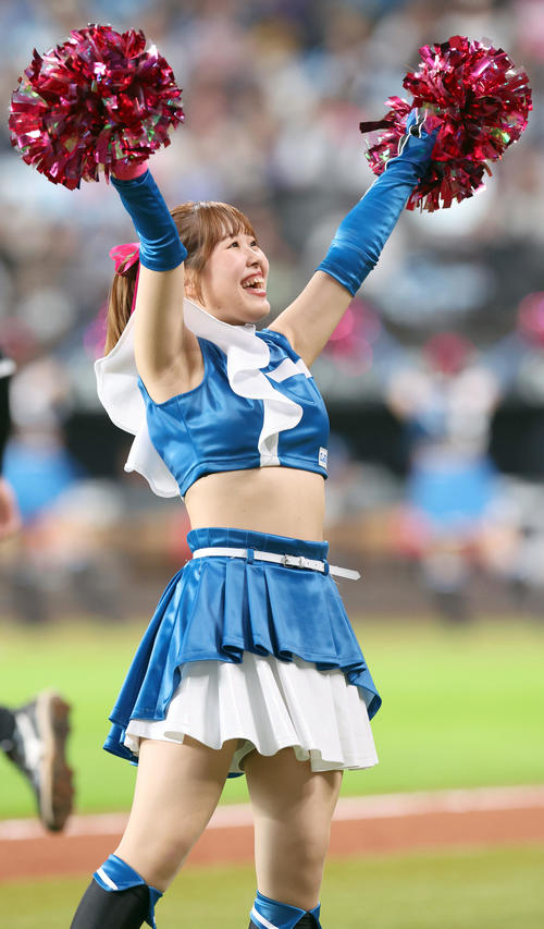 エスコンフィールドでパフォーマンスを行うファイターズガール鈴木穂乃花