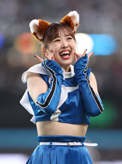 「きつねダンス」を踊るファイターズガールの鈴木穂乃花