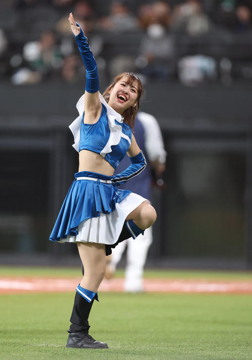 踊るファイターズガールの鈴木穂乃花