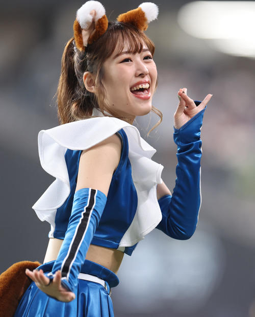 「きつねダンス」踊るファイターズガールの鈴木穂乃花