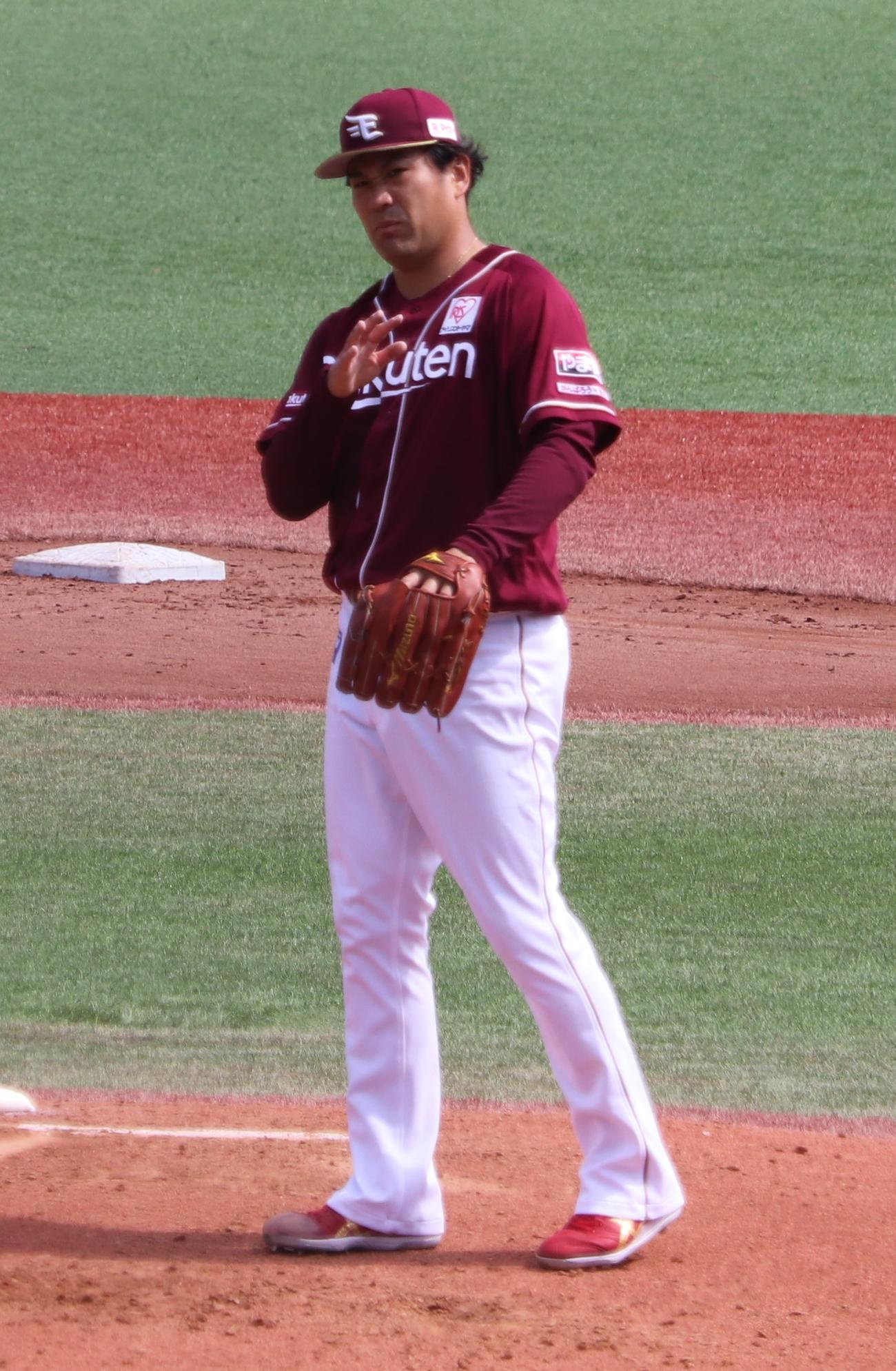 DeNA対楽天　1回2死一、二塁で神里に四球を与えた楽天田中将（撮影・古川真弥）