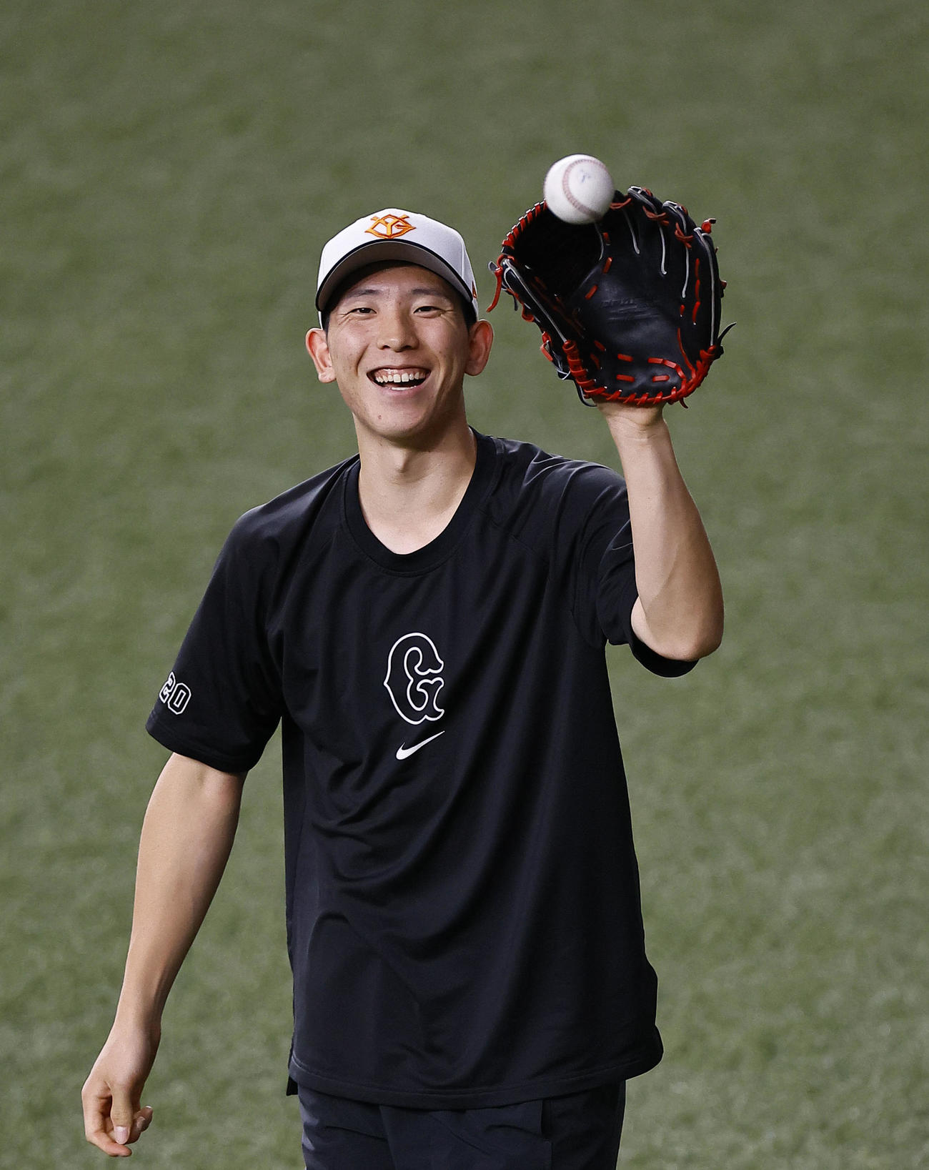 巨人対ヤクルト　笑顔を見せる巨人戸郷（撮影・藤尾明華）