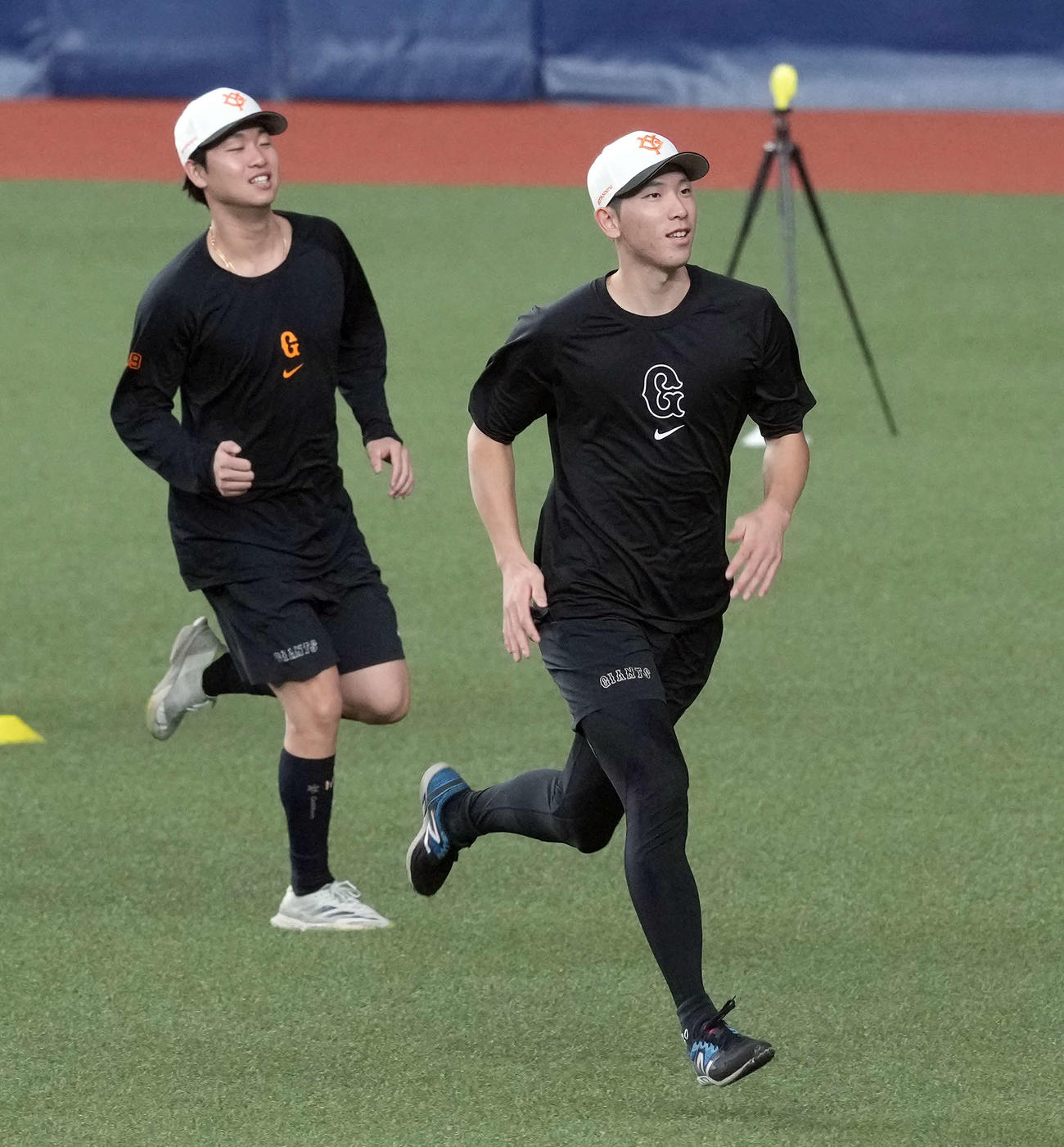 巨人対ヤクルト　外野でランニングする巨人戸郷（撮影・たえ見朱実）