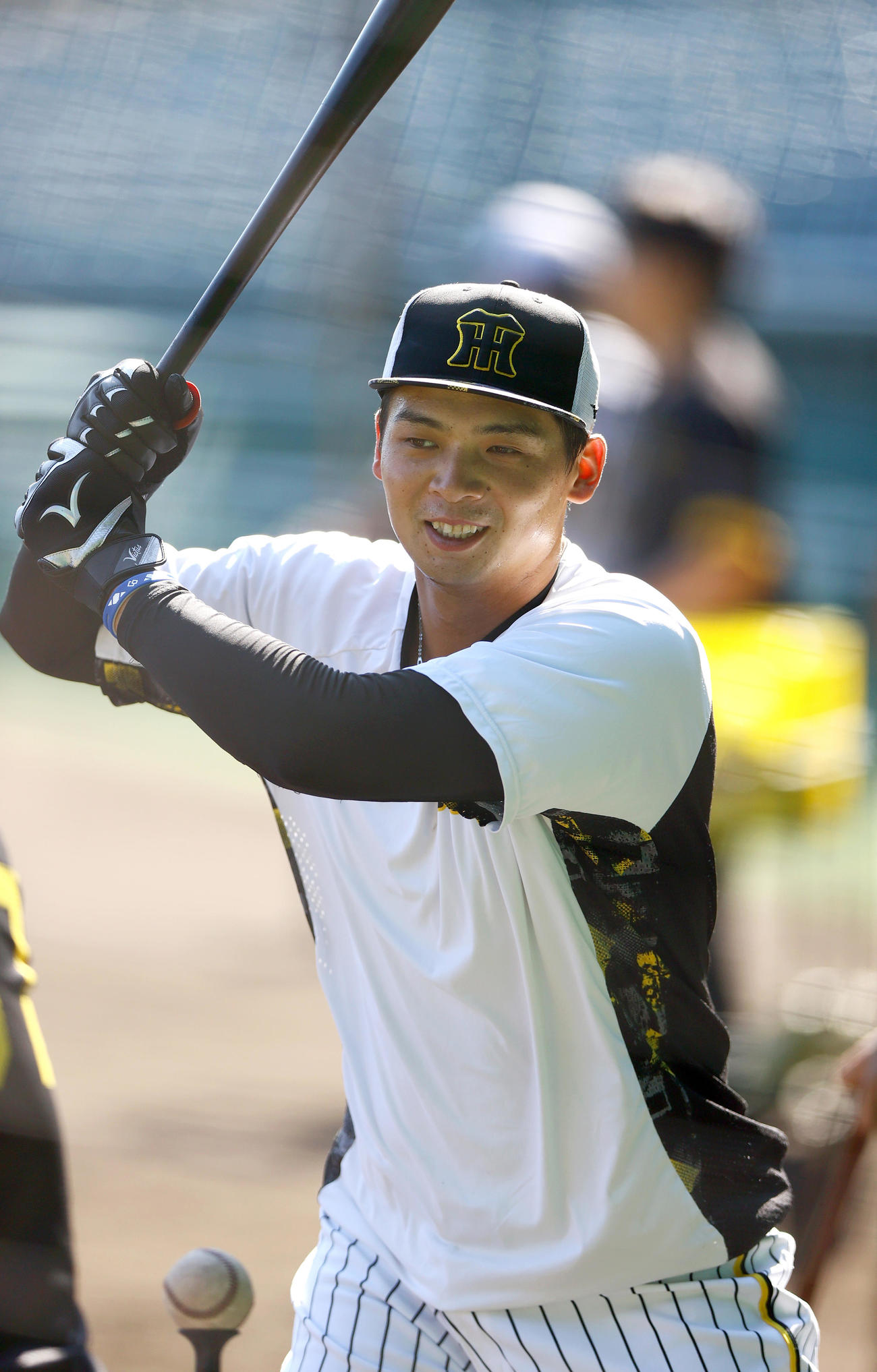 試合前の練習に励む阪神井上（撮影・上山淳一）