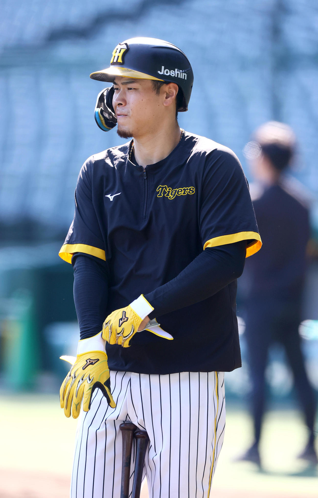 阪神対中日　試合前の練習に励む阪神佐藤輝（撮影・上山淳一）