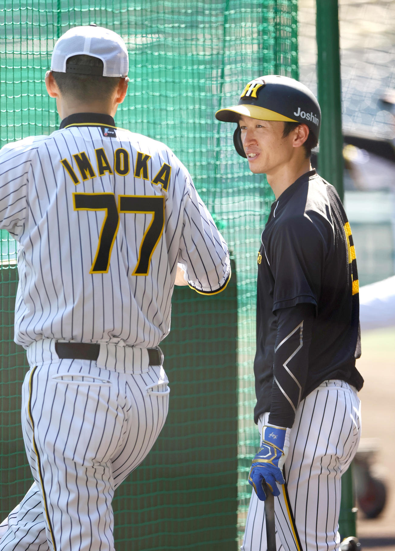 阪神対中日　試合前の練習で阪神今岡打撃コーチ（左）と話す阪神近本（撮影・上山淳一）