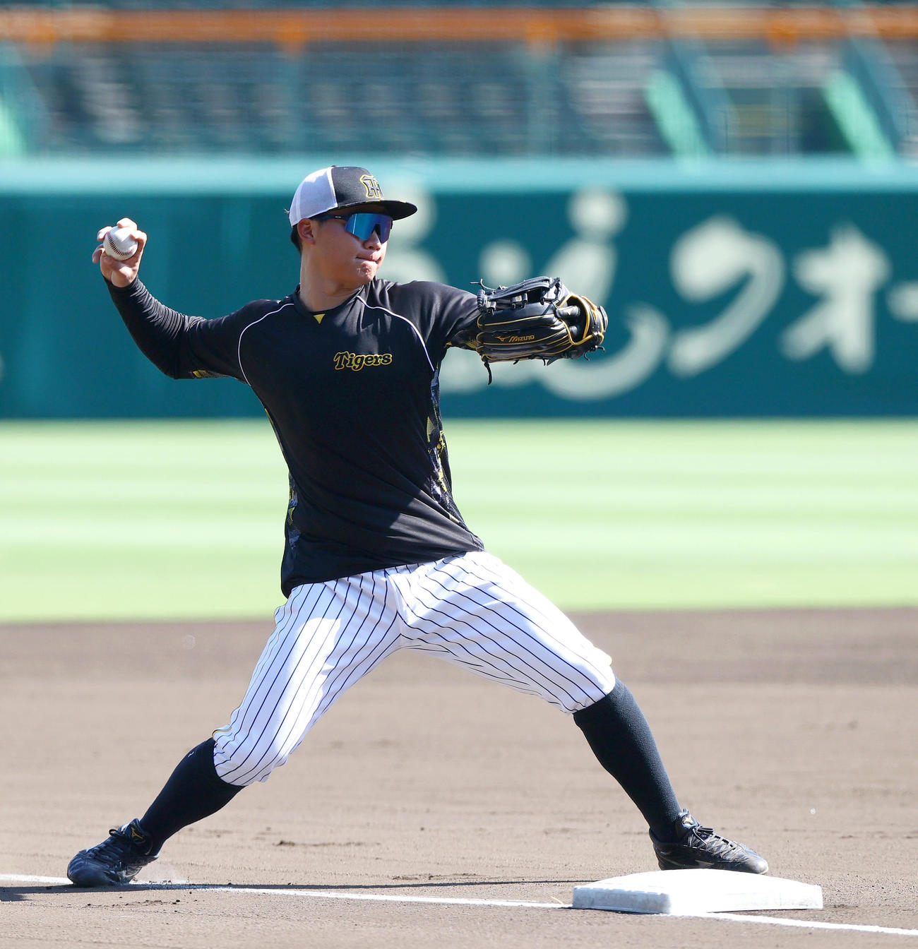 阪神対中日　三塁でノックを受ける阪神森下（撮影・上山淳一）