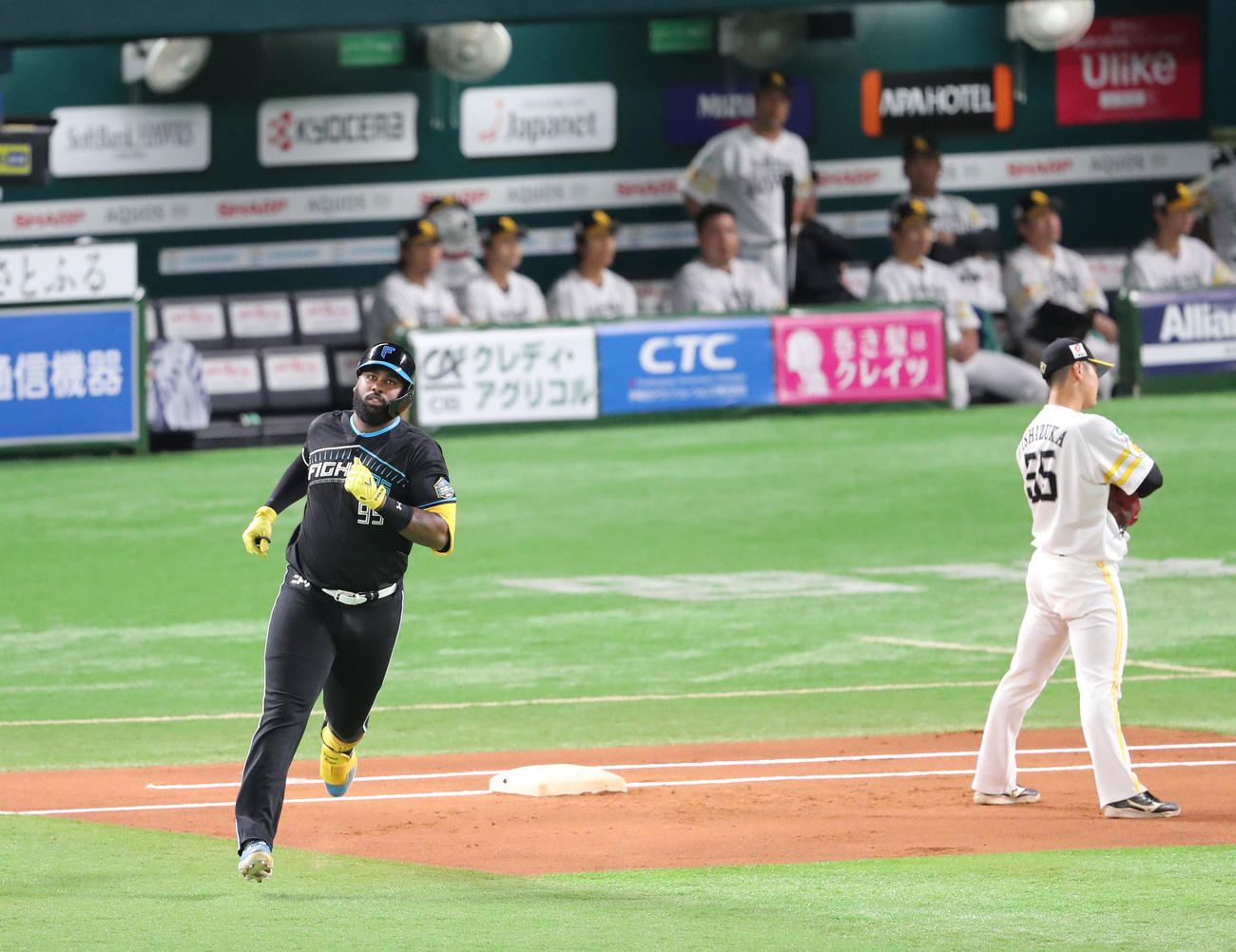 ソフトバンク対日本ハム　1回表日本ハム2死一塁、レイエスは左越えに先制となる2点本塁打を放つ（撮影・梅根麻紀）