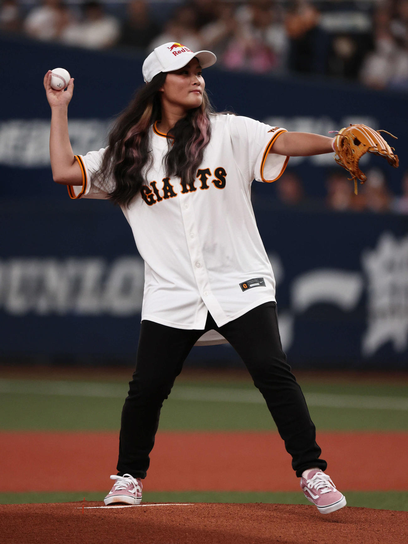 巨人対ヤクルト　ファーストピッチに登場したスケボー選手の四十住さくら（撮影・西尾就之）