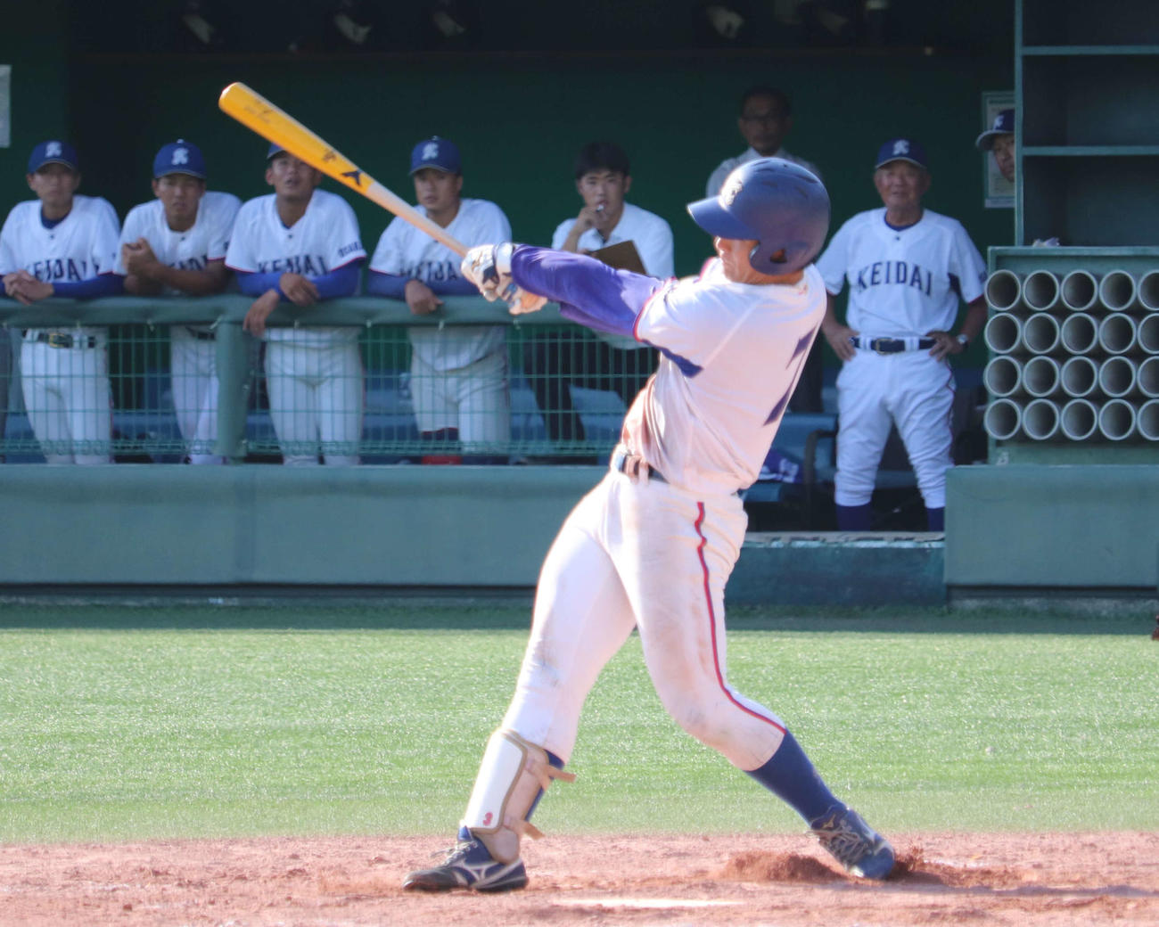 京産大との1節目2回戦　8回無死一、二塁に3点本塁打を放った大経大・柴崎。ベンチ右端は高代監督（撮影・中島麗）