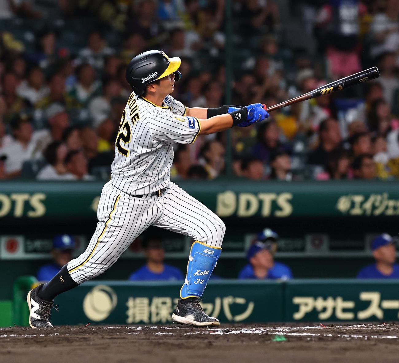 阪神対中日　1回裏阪神無死一塁、井上は左越え2点本塁打を放つ（撮影・上田博志）