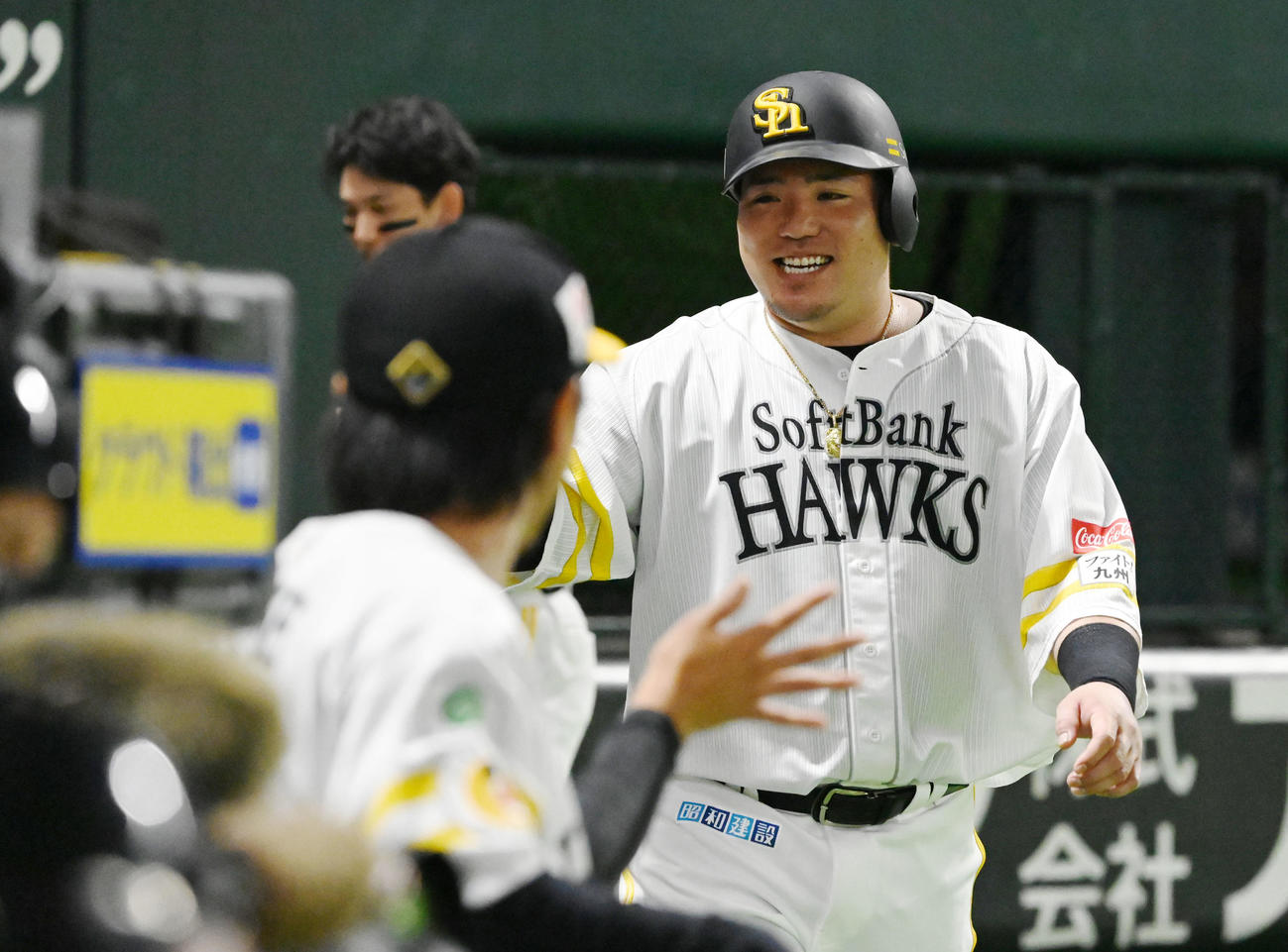 ソフトバンク対日本ハム　1回裏ソフトバンク1死満塁、石塚の勝ち越し適時打で生還した山川（右）