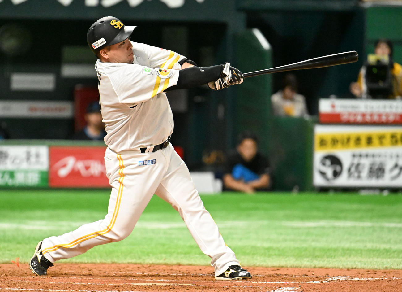 ソフトバンク対日本ハム　3回裏ソフトバンク無死、山川は左越えに本塁打を放つ（撮影・林敢治）