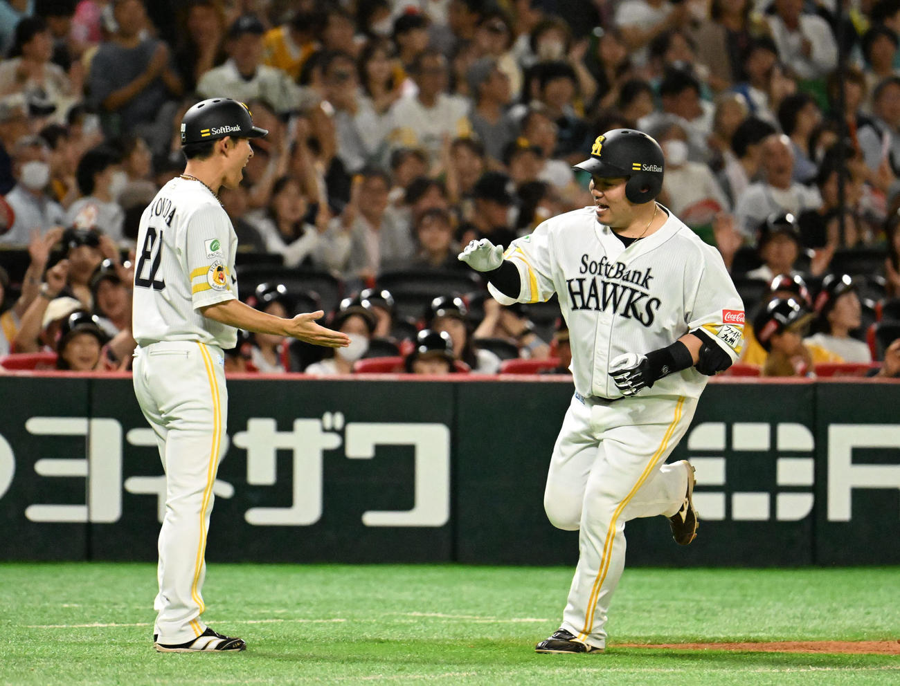 ソフトバンク対日本ハム　3回裏ソフトバンク無死、山川は左越えに本塁打を放つ（撮影・林敢治）