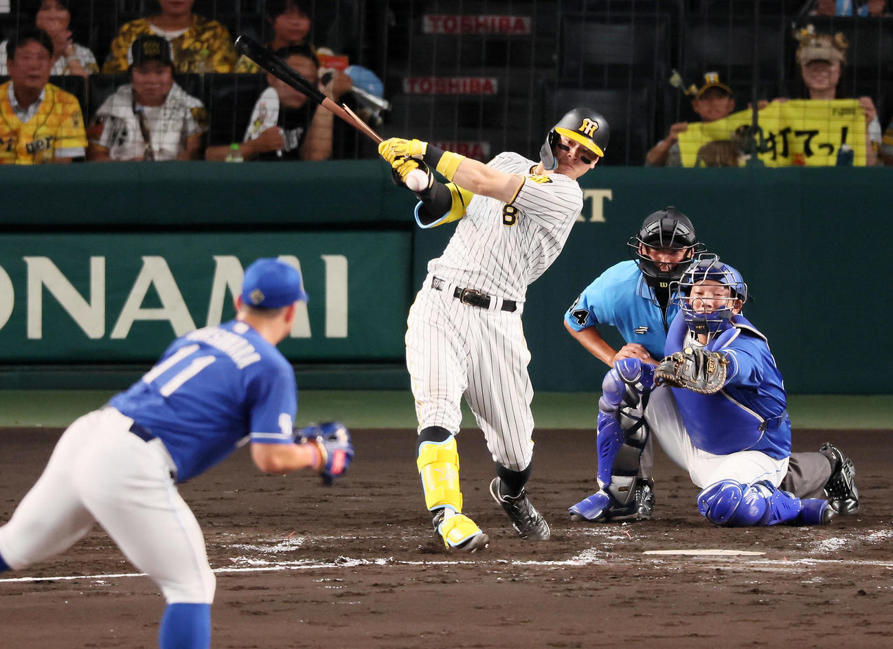 阪神対中日　1回裏阪神無死二、三塁、佐藤輝は中2点適時打を放つ。投手小笠原（撮影・加藤哉）
