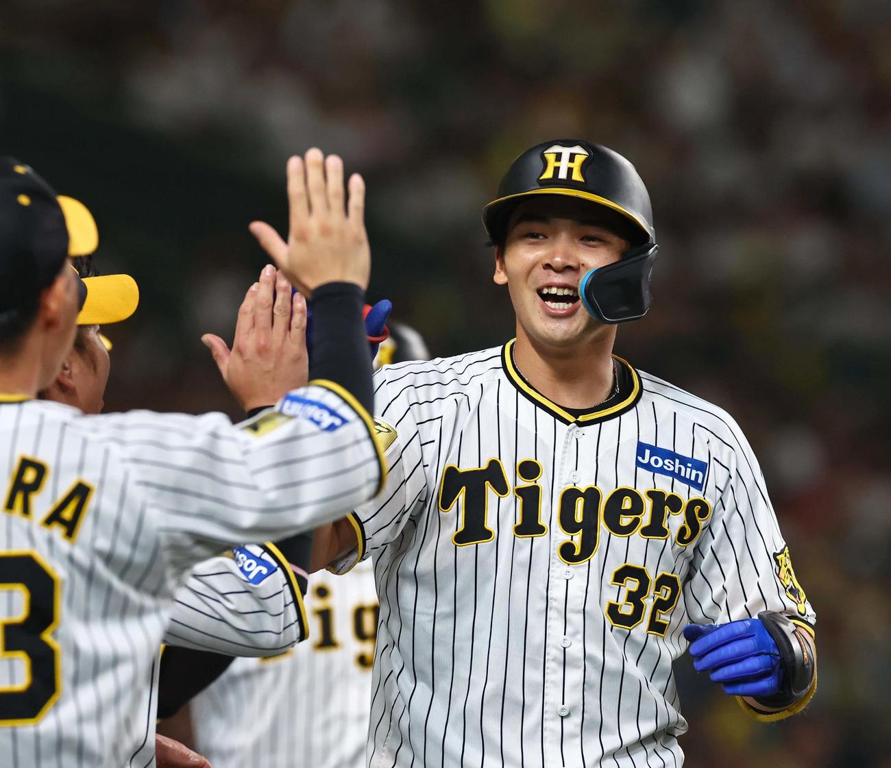 阪神対中日　1回裏阪神無死一塁、左越え2点本塁打を放った井上はナインと笑顔でハイタッチをする（撮影・上田博志）