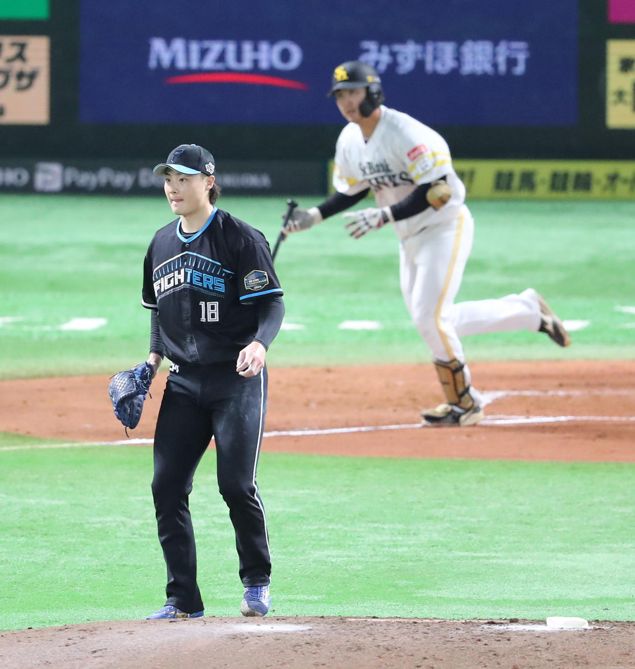 ソフトバンク対日本ハム　1回裏ソフトバンク1死満塁、石塚に右前勝ち越し適時打を浴びる山崎福也（撮影・梅根麻紀）