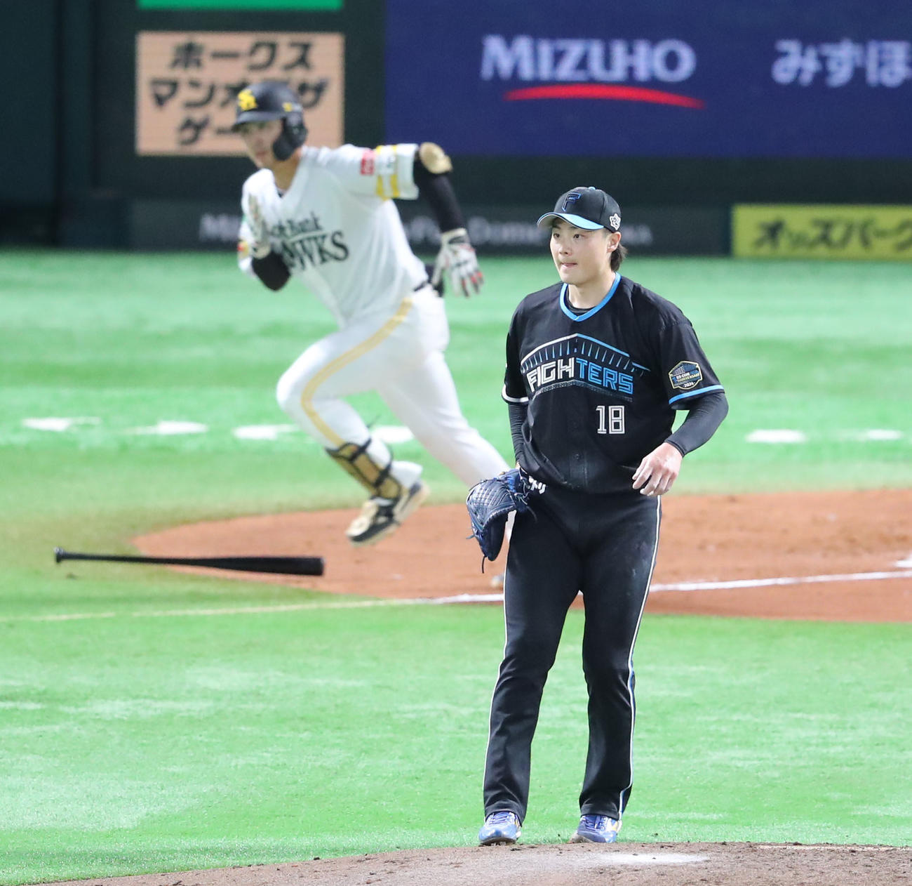 ソフトバンク対日本ハム　1回裏ソフトバンク1死満塁、石塚に右前勝ち越し適時打を浴びる山崎福也（撮影・梅根麻紀）