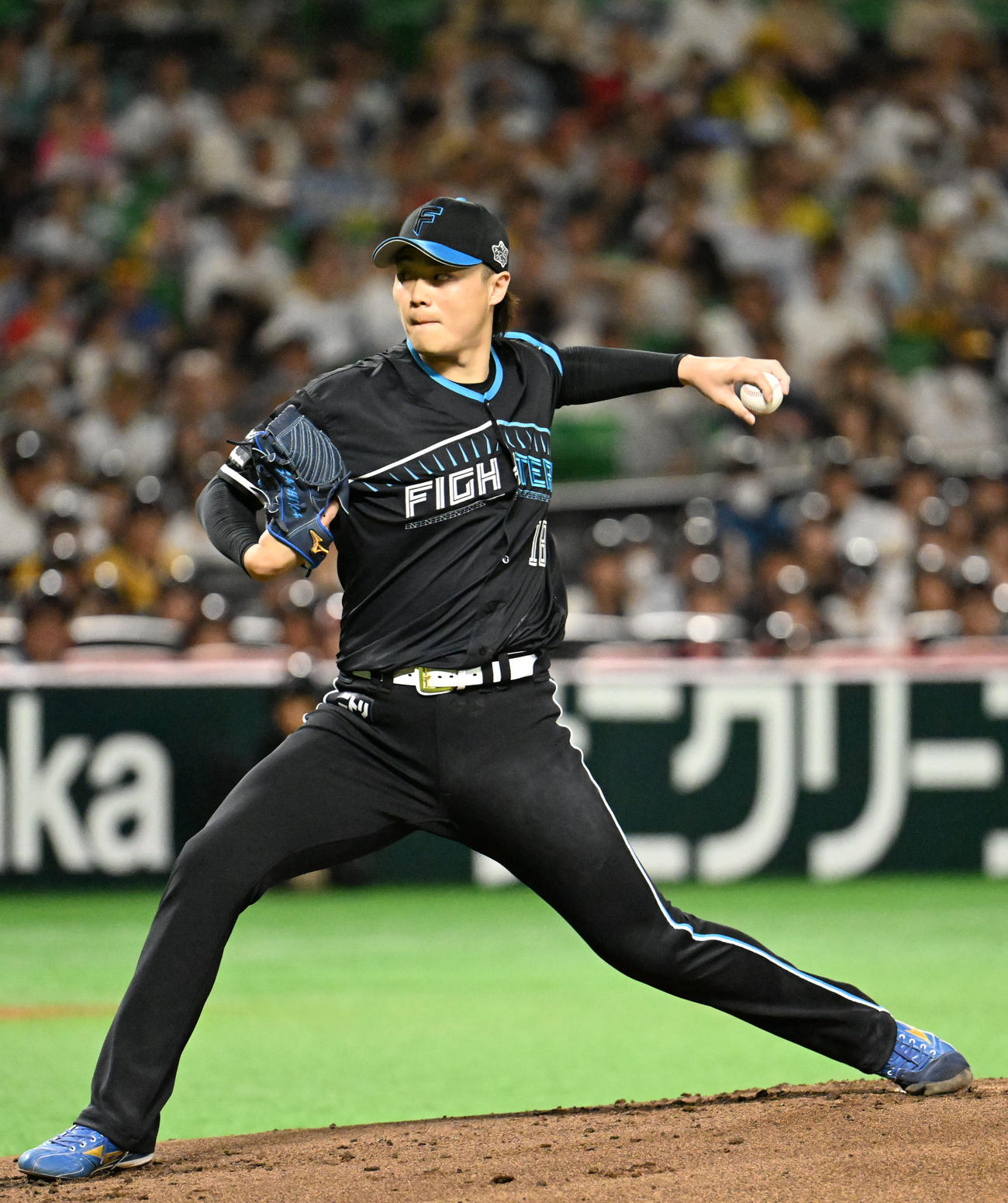 ソフトバンク対日本ハム　力投する日本ハム先発の山崎（撮影・林敢治）