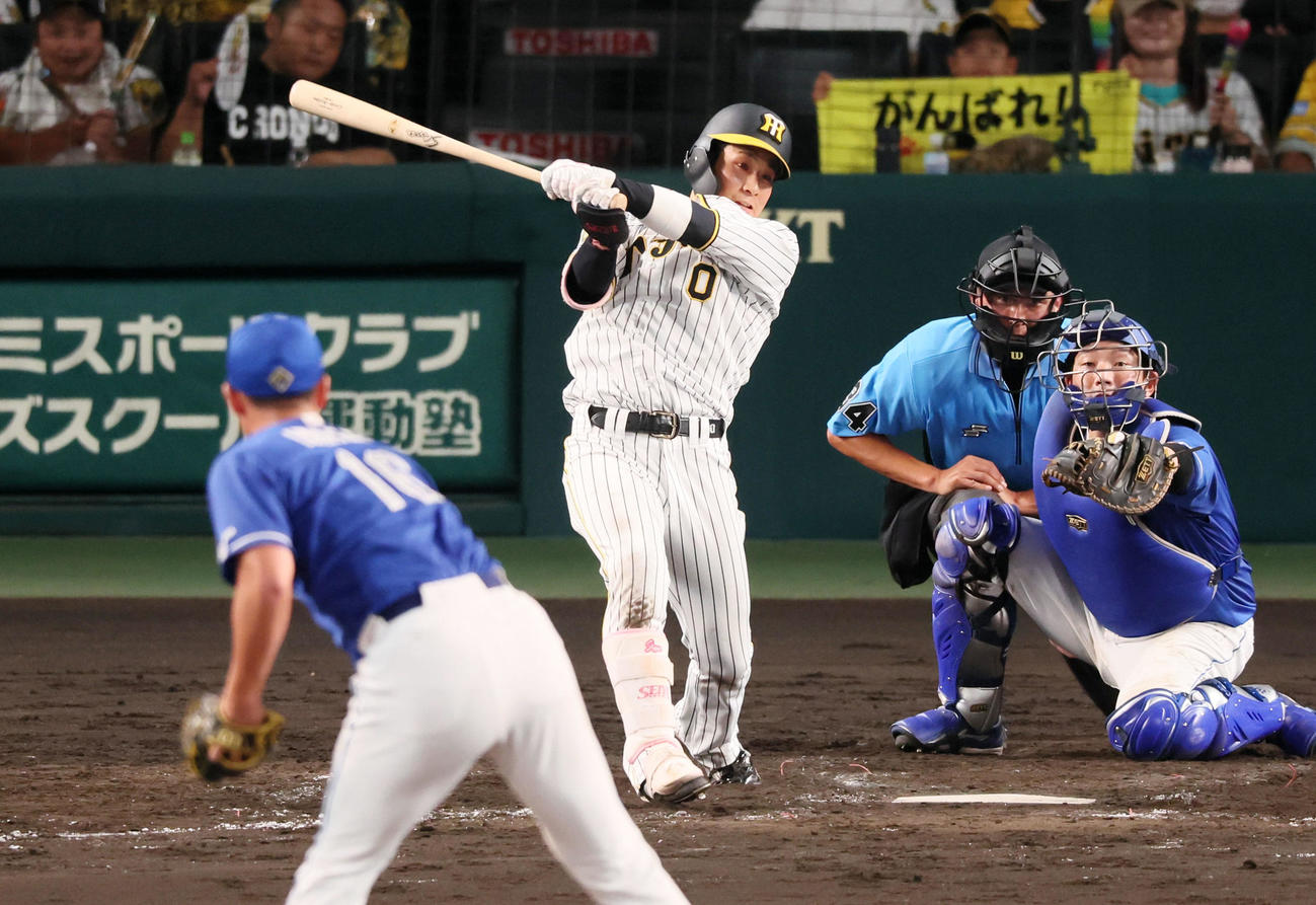 阪神対中日　5回裏阪神1死満塁、木浪は左適時打を放つ。投手岩崎（撮影・加藤哉）