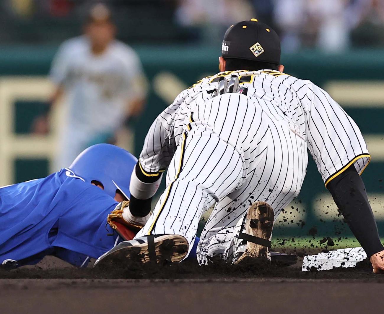 阪神対中日　1回表中日無死一、二塁、木浪（右）は二塁を飛び出した岡林にタッチしたように見えるも判定はセーフ。リクエストもなし（撮影・上田博志）