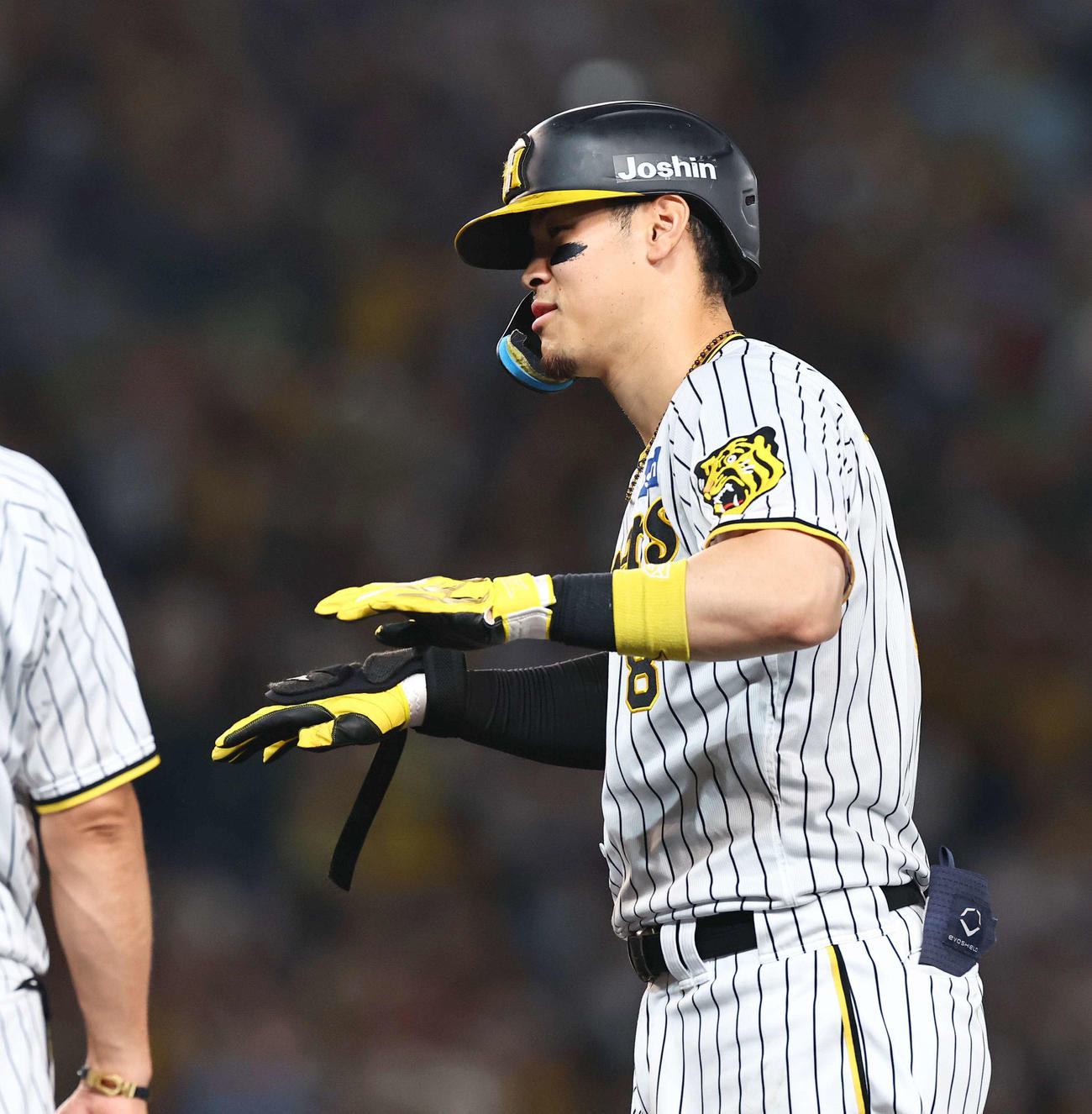 阪神対中日　1回裏阪神無死二、三塁、佐藤輝は中前2点適時打を放つ（撮影・上田博志）