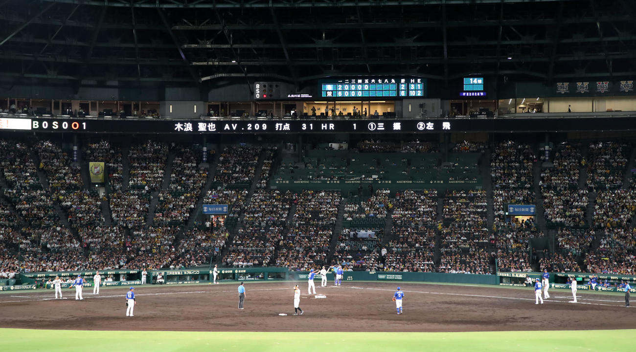 阪神対中日　5回裏阪神1死満塁、木浪は満塁機に打席へ向かう（撮影・加藤哉）