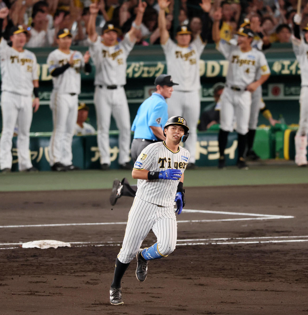 阪神対中日　1回裏阪神無死一塁、井上は左越え2点本塁打を放ちダイヤモンドを1周する（撮影・加藤哉）