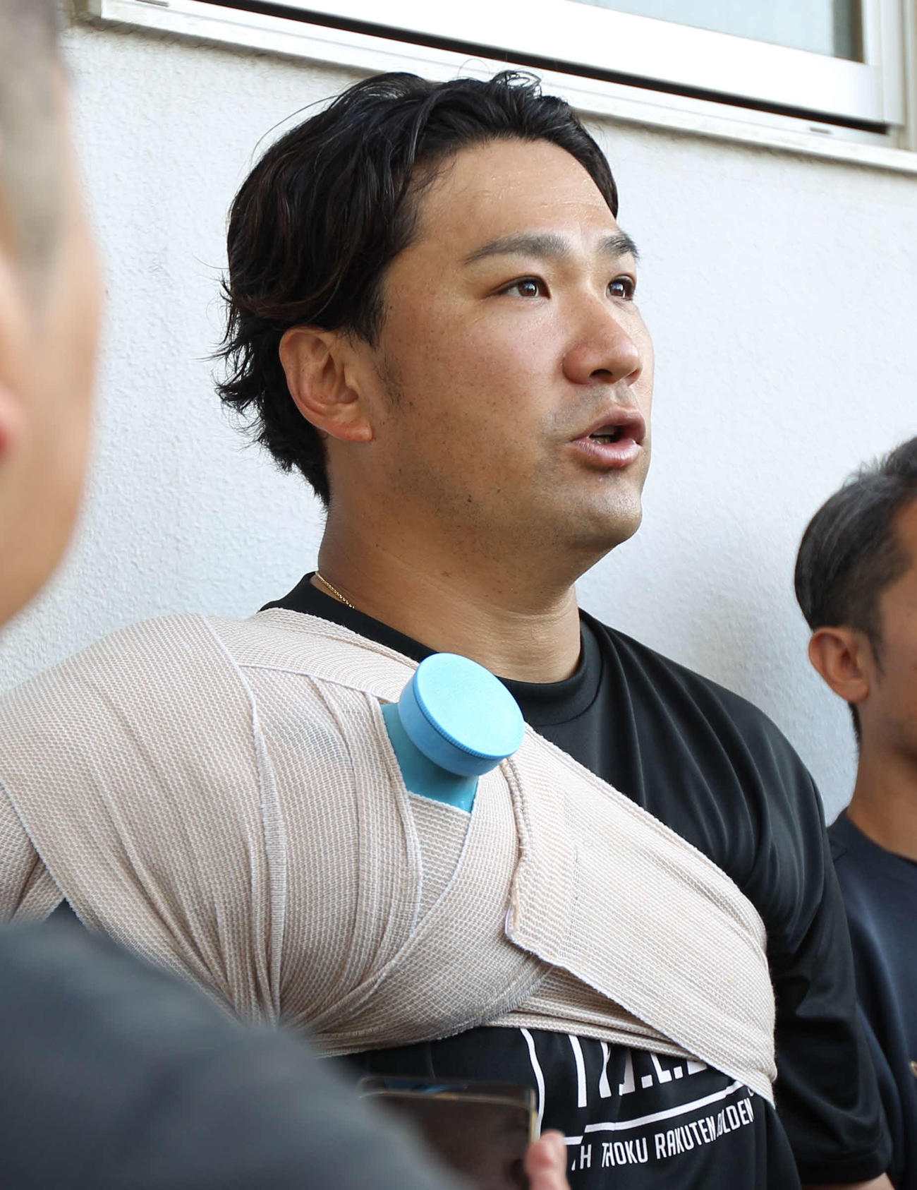 登板後囲み取材に答える楽天田中将（撮影・高橋香奈）