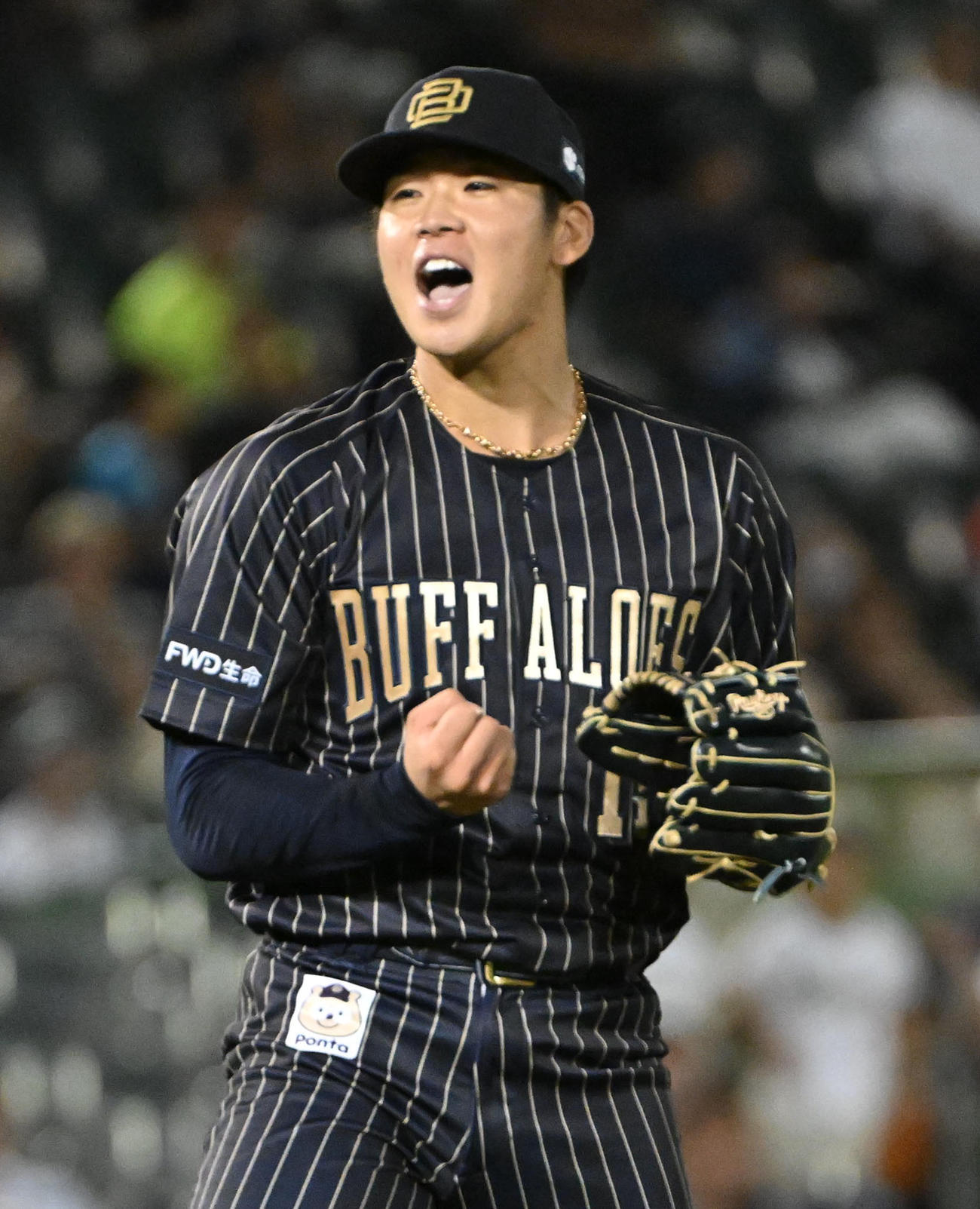 オリックス対西武　6回表西武2死一、二塁、元山を空振り三振に抑えガッツポーズをする山下（撮影・石井愛子）