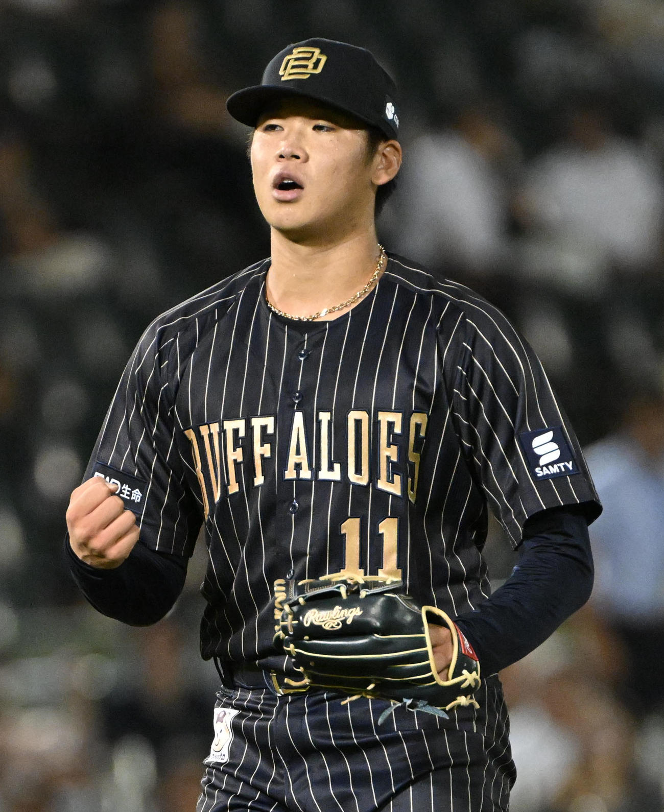 オリックス対西武　4回表西武2死、外崎を空振り三振に抑えガッツポーズをする山下（撮影・石井愛子）