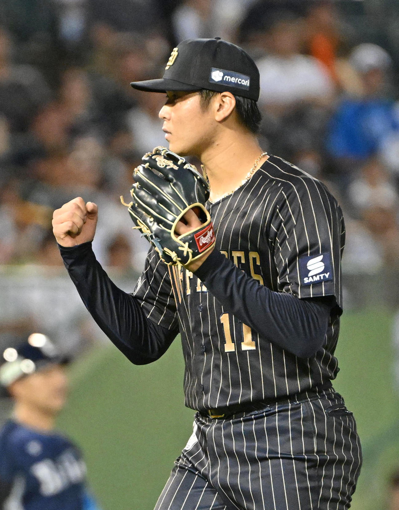 オリックス対西武　2回表西武2死一、二塁、古賀悠斗を遊ゴロに押さえガッツポーズをする山下（撮影・石井愛子）