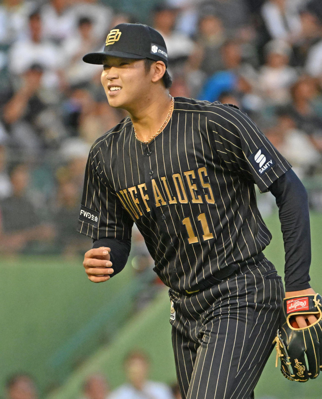オリックス対西武　1回表を投げ終え笑顔でベンチに引き揚げる山下（撮影・石井愛子）