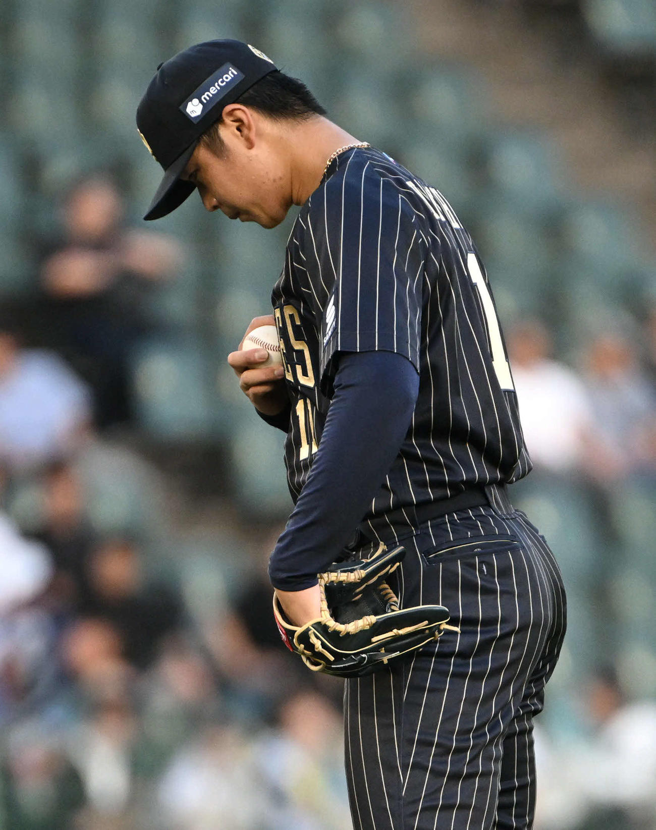 オリックス対西武　1回表、投球前に胸に手を当てる山下舜平大（撮影・石井愛子）